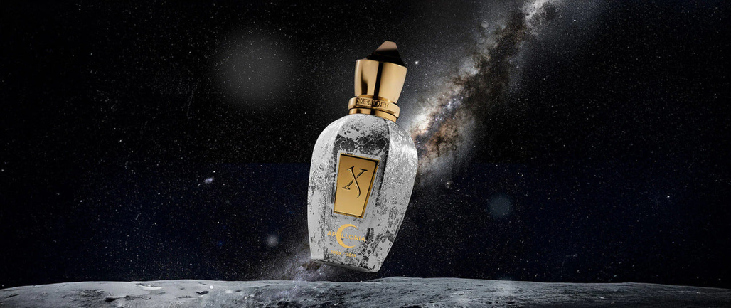 Luxuriöser silber-goldener Flakon von Xerjoff vor Sternenhimmel und Mondlandschaft