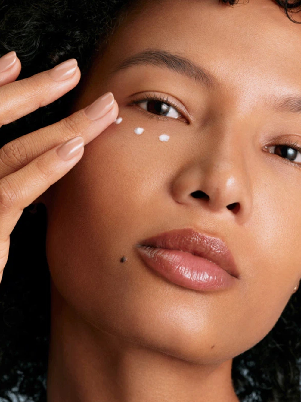 La rica crema para los ojos