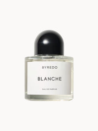 Blanche von BYREDO – ein transparenter, reiner Duft, inspiriert von der Farbe Weiß und einer konkreten Muse. Minimalistisch, unschuldig und zeitlos schön – ein Parfum mit charaktervoller Klarheit.