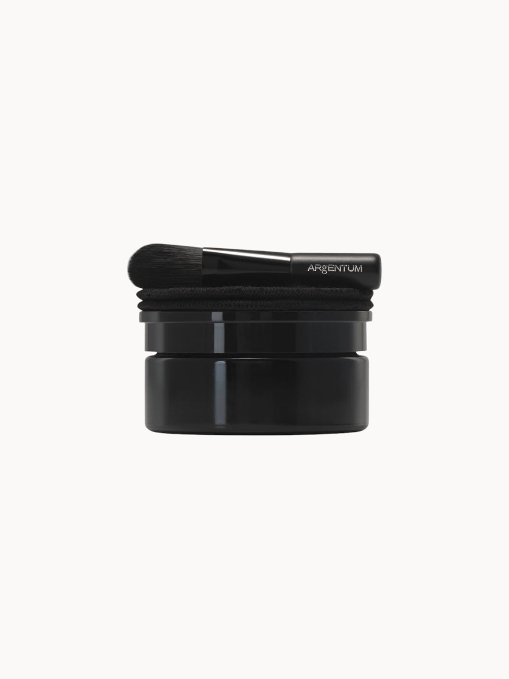 Schwarzer Kosmetiktiegel mit Maske, darauf liegend ein Applikationspinsel und zwei schwarze Bambuspads.