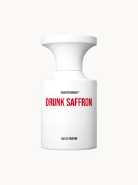 Flakon des Drunk Saffron Eau de Parfum von BORNTOSTANDOUT, weißer zylindrischer Flakon mit rotem Schriftzug.