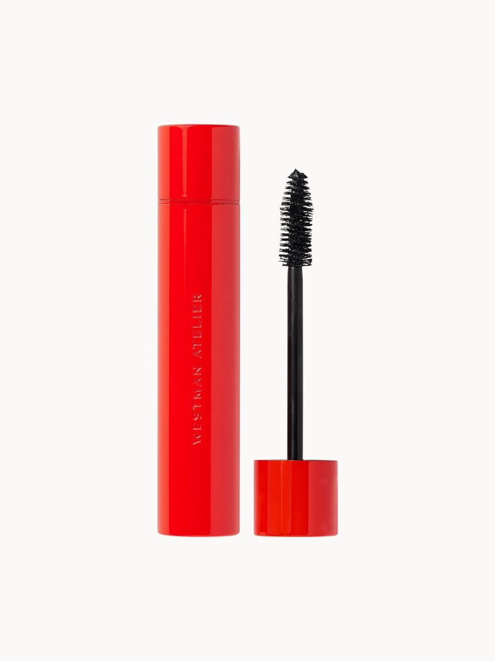 Rote Mascara-Tube mit geöffnetem Deckel und schwarzer Bürste, Produkt von Westman Atelier.