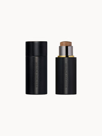 Schwarzer Contour-Stick von Westman Atelier, einmal mit geschlossenem Deckel und einmal geöffnet, zeigt die braune Creme-Textur.