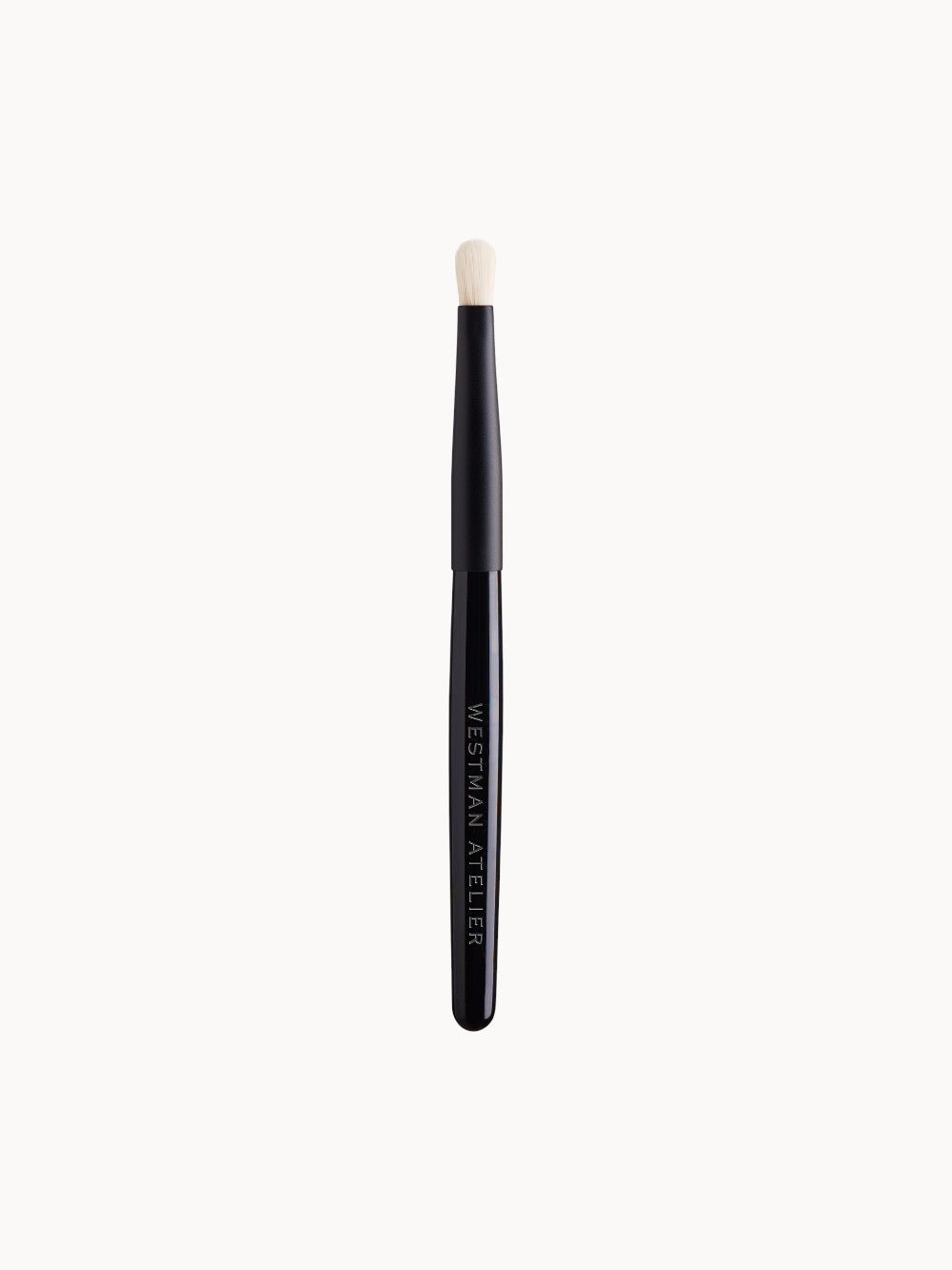 Präzisionspinsel von Westman Atelier mit feiner Spitze und kurzem Griff – ideal zum punktuellen Abdecken mit der Vital Skin Foundation.